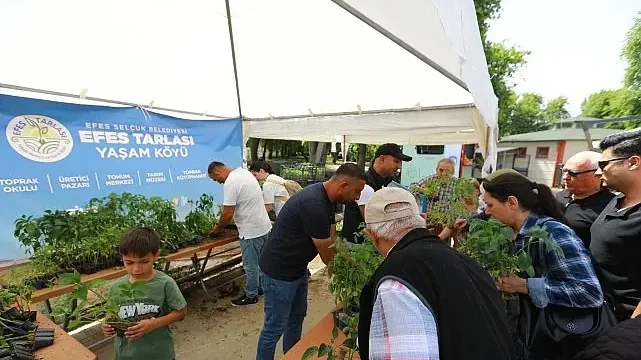 Efes Tarlası Yaşam Köyü’nün Yerel Tohumlardan Üretilen Fideleri Efes Selçuk Halkıyla Buluştu