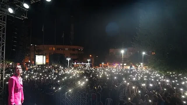 Fener Alayı ve Hande Ünsal Konserine Yoğun İlgi