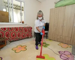 Gaziemir Belediyesi’nden 98 haneye temizlik hizmeti