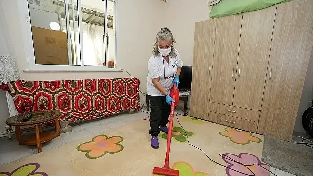 Gaziemir Belediyesi’nden 98 haneye temizlik hizmeti