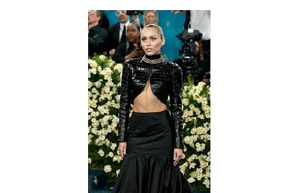 Gigi Hadid ve Miley Cyrus Met Gala’ya Maybelline New York ile hazırlandı