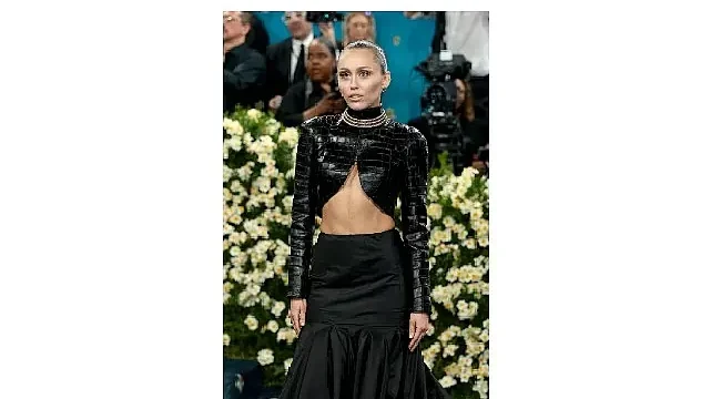 Gigi Hadid ve Miley Cyrus Met Gala’ya Maybelline New York ile hazırlandı
