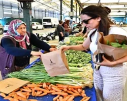 İzmir Büyükşehir Belediyesi 15 yıldır organik tarımla çiftçiyi ayakta tutuyor