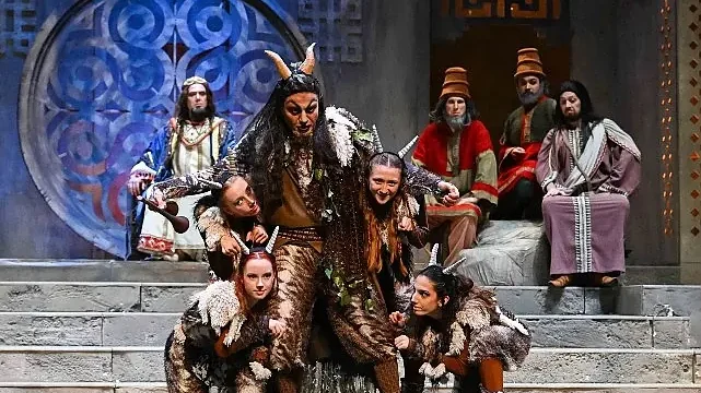 İzmir DOB 2024-25 “Midas’ın Kulakları Görkemli Bir Prömiyerle Döndü!” Sahnelendi