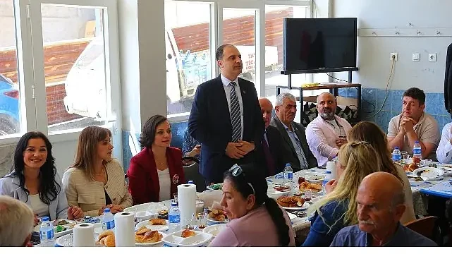 Karabağlarlı muhtarlardan Başkan Kınay’a sürpriz kahvaltı