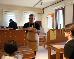 KOMEK’ten “Ahşap Oyuncak Çocuk-Ebeveyn Atölyesi” Etkinliği
