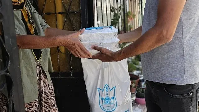 Konak’ta bayram dayanışması: Gönüllerden sofralara