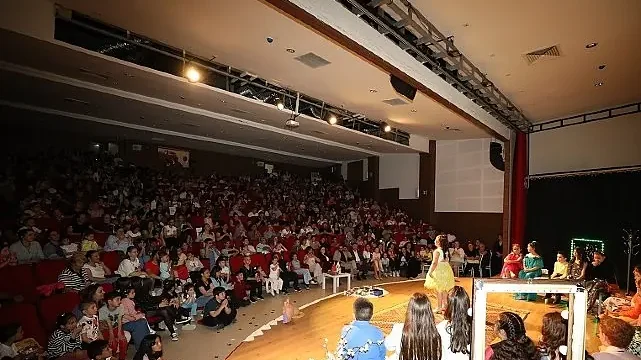 Menderes Belediyesi Çocuk Tiyatrosu Sahnede