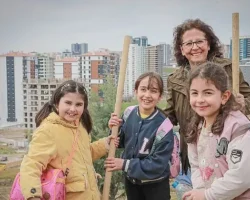 Minik Eller Fidanları Toprakla Buluşturdu