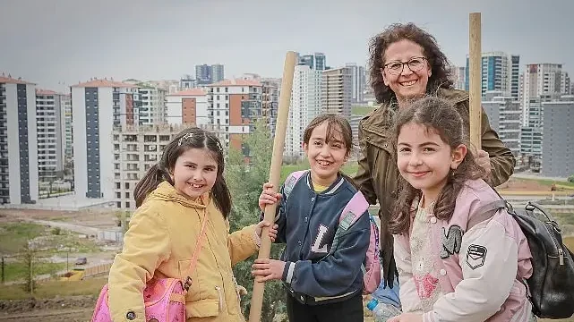 Minik Eller Fidanları Toprakla Buluşturdu