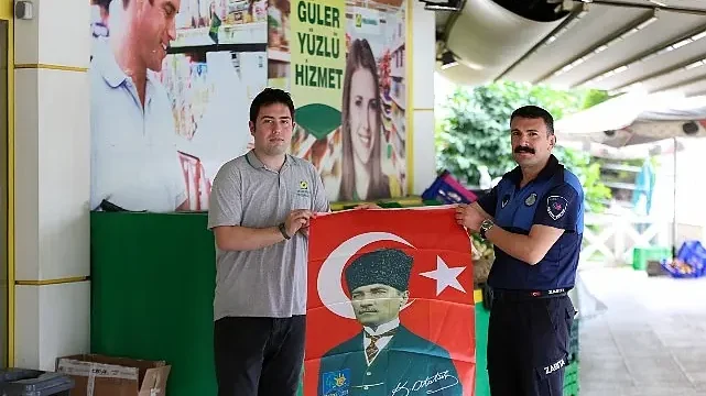 NARLIDERE BELEDİYESİ BASIN MERKEZİ  NARLIDERE BELEDİYESİ’NDEN ESNAFA BAYRAK DAĞITIMI  Narlıdere Belediyesi, 19 Mayıs’ın 106’ncı yıl dönümü kutlamaları kapsamında ilçe esnafına Atatürk baskılı Türk Bayrağı dağıttı