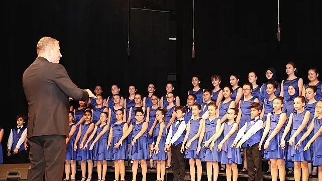 Nilüfer Çocuk ve Gençlik Koroları yıl sonu konserinde büyüledi