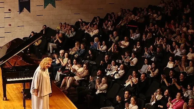 Nilüfer Senfoni Orkestrası ilk konserinde Gülsin Onay’ı ağırladı