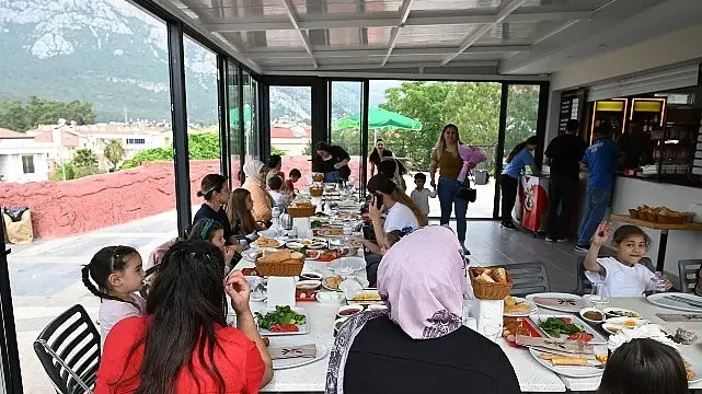 Öğretmenlerden Tepe Parkı’nda Anneler Günü etkinliği