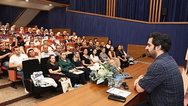 Oyuncu Uğur Uzunel, Marmarabirlik işçileriyle Rıfat Ilgaz’ı konuştu