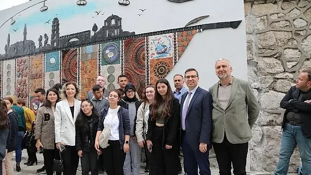 Özel gereksinimli bireylerden 770 parçalık seramik pano