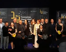 Şehir Tiyatroları “Yenilmez” Oyunuyla Frankfurt Seyircisiyle Buluştu