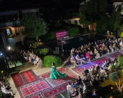 Tarihi halılar podyum oldu