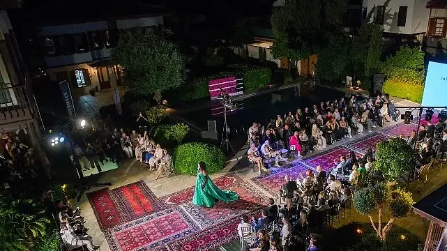 Tarihi halılar podyum oldu