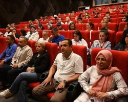 “Uyandığım dünya” tiyatro oyunu büyük alkış aldı