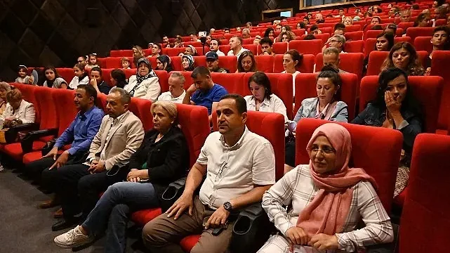 “Uyandığım dünya” tiyatro oyunu büyük alkış aldı