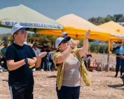 Akköy’de Rengarenk Uçurtmalar Gökyüzünü Süsledi