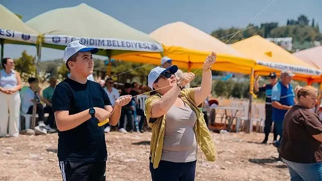 Akköy’de Rengarenk Uçurtmalar Gökyüzünü Süsledi