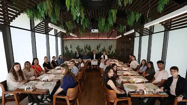 Başkan Alper Taban Stajyer Öğrencilerle Veda Sofrasında Buluştu