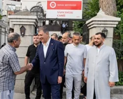 Başkan Tugay vatandaşlarla bayramlaştı