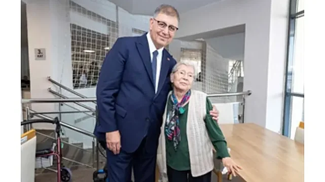 Başkan Tugay’dan bayram öncesi huzurevi ve hastane ziyareti