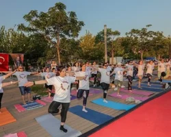 Bayraklı sahilde buluşup, yoga yaptılar – Dünya Yoga Günü’nde renkli etkinlik