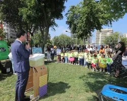 Bayraklı’da ‘Çevre Günü’ şenliği – Çocuklar çizdi, belediye çöp kamyonlarıyla ilçe sokaklarına taşıdı