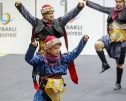 Bayraklı’da halk dansları gösterisi nefes kesti