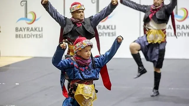 Bayraklı’da halk dansları gösterisi nefes kesti