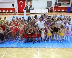 Bayraklılı kursiyerlerden yıl sonu gösterisi