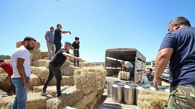 Buca Belediyesi’nden hayvancılık yapan köylülere saman balyası desteği