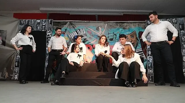 Burhaniye’de Tiyatro Rüzgârı Esti