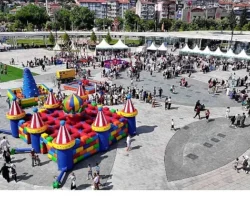 Çocukların neşesi Milli İrade Meydanı’nı sardı