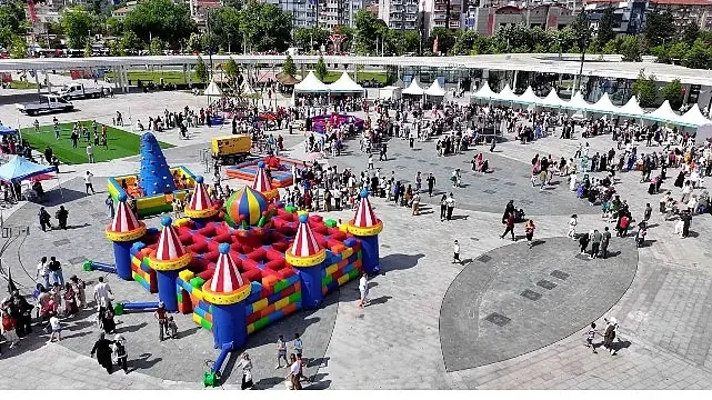 Çocukların neşesi Milli İrade Meydanı’nı sardı