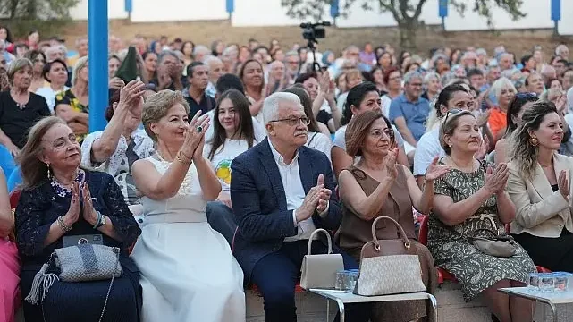 “Düşten Düşünceye Zamansız Kadınlar” Gösterimi Burhaniye’de Gerçekleştirildi