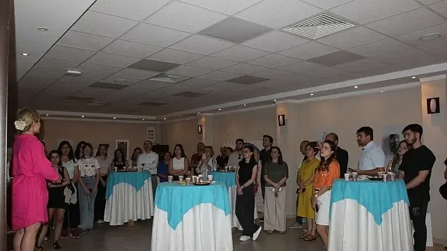 Egeli Eczacılık öğrencileri atık ilaç kutularını sanata dönüştürdü
