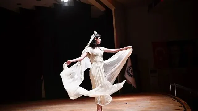 EÜ’de 70. Yıla özel görkemli defile