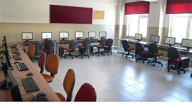 İETT’nin gençlere teknoloji desteği sürüyor.