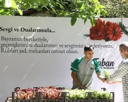 İnegöl Belediyesi Mezarlıklarda 9 Bin Adet Çiçek Dağıttı