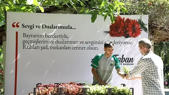 İnegöl Belediyesi Mezarlıklarda 9 Bin Adet Çiçek Dağıttı