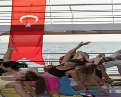 İzmir’de güneşi yoga ile uğurladılar