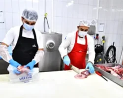 İzmirlilerin et bağışları ihtiyaç sahiplerine ulaştırılıyor