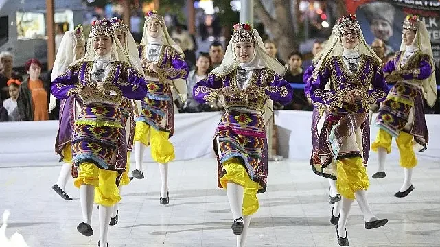 Karabağlar’da 19 Mayıs coşkusu halk oyunlarıyla taçlandı