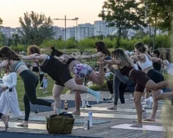 Karşıyaka’da gün batımında yoga buluşması