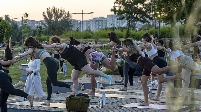 Karşıyaka’da gün batımında yoga buluşması